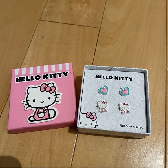 NIB 2 pairs of hello kitty earrings - Picture 4 of 5